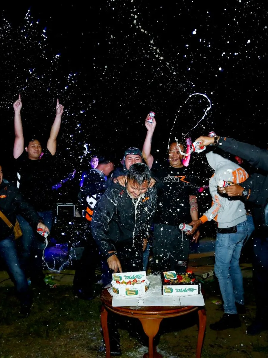 Pessoas comemorando em festa noturna